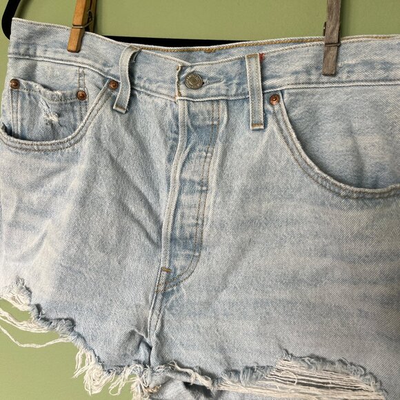Levi's 501 Jean Shorts Light Blue Frayed Denim Size W32 32 14 - Picture 7 of 11